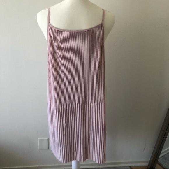 H&M Accordion Pleated Dress - Picture 3 of 9